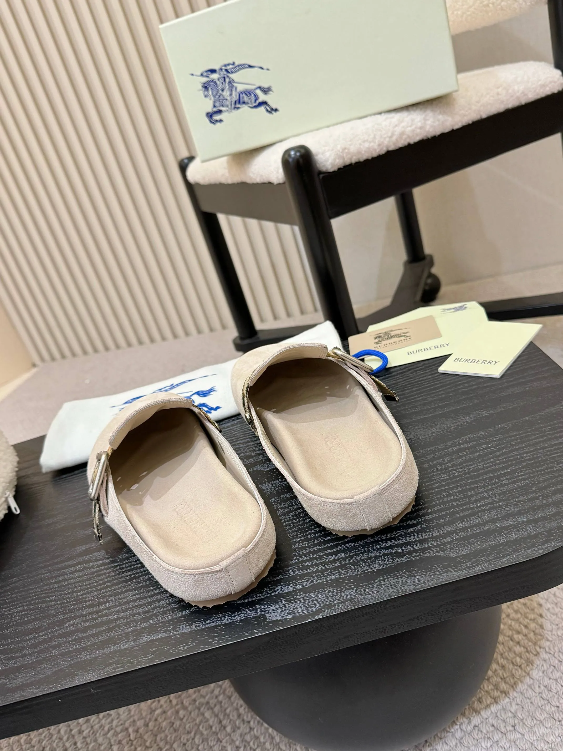 Men's shoes 💰560 Burberry's 2025 popular Birkenstock slippers are released, made of soft suede fabric and refined in Italian workshops. Featuring an embossed plaid pattern and an embossed sole embellished with the archive brand's logo. Features an adjustable B-shaped buckle strap and is embellished with the signature sand-colored Burberry check in jacquard worsted.   ✅Fabric: suede ✅Lining: silk cowhide ✅Outsole: TPU ✅Color: black, brown, pink, apricot, 4 colors available ✅Code number: 35-45 for men and women (35, 45 customized)
